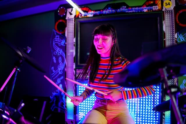 Alumna tocando batería